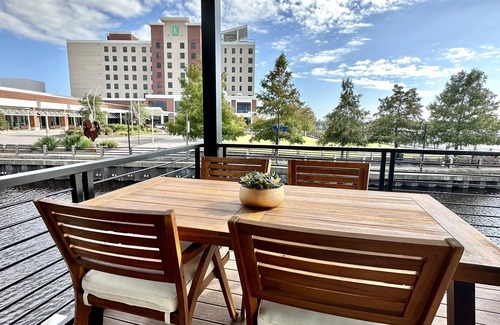 River District Boat Rental | Wanderlust at The Cove - Luxury Houseboat - Downtown Wilmington