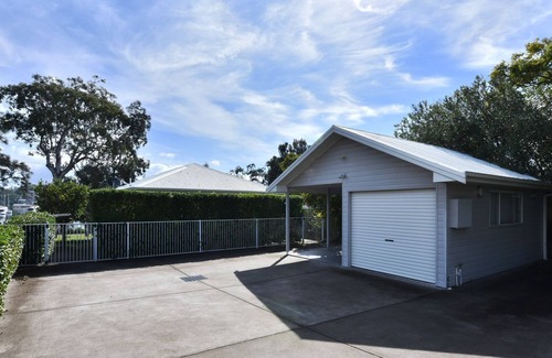 Wangi Wangi House | Wangi Lakehouse - renovated Lake Macquarie lakefront Location