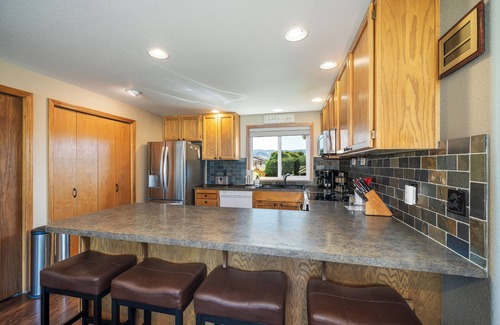 Wapato Point House | Wapato Point Pool Side Home Sleep 8, 3 Bed 2.5 Bath, Lake Views by Outdoor Pool