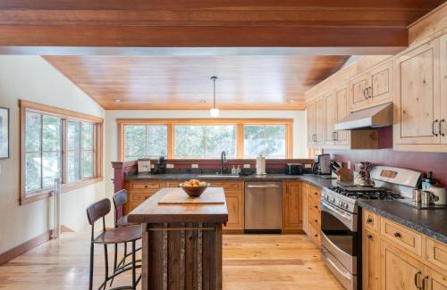 Sunnyside House | Ward Creek by AvantStay 5 Min Walk to Lake Deck