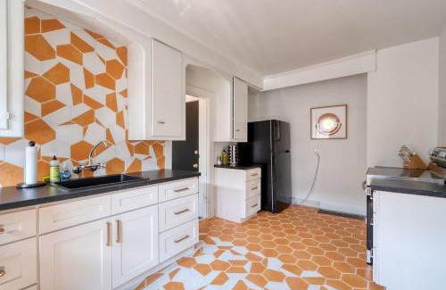 Hosford-Abernethy Apartment | Warhol Suite - Cozy Apartment - 92 WalkScore