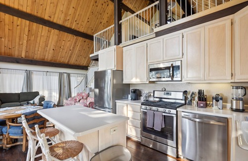 Kelseyville Cottage | Warm and Cozy Mountain and Lake View Haven by RedAwning