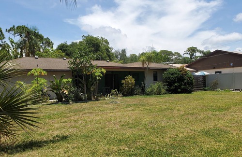 Bayou Oaks House | Warm and Inviting pet-friendly 2BR/2BA in Idyllic Bay Front Neighborhood