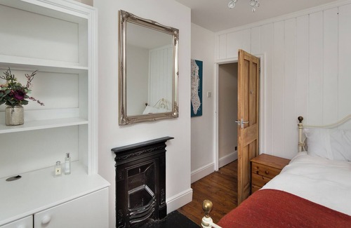 St Albans House | Warm and Spacious Smart Stay - Close to London and Harry Potter World