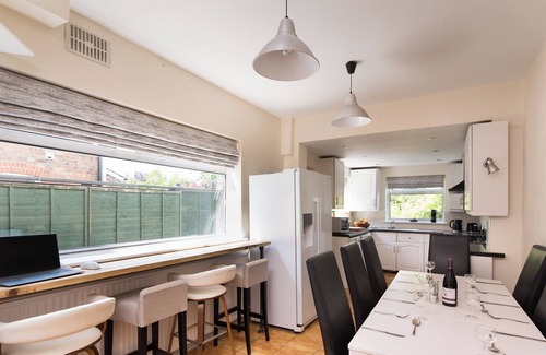 St Albans House | Warm and Spacious Smart Stay - Close to London and Harry Potter World