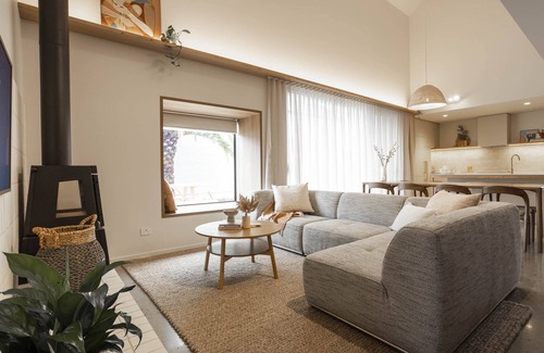 Beechworth House | Warm and welcome three bedroom home with full kitchen, walking distance to town.