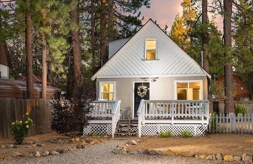 Big Bear City Cottage | Warm & Cozy Big Bear Mountain Cottage | X-Box, FirePit, Cornhole