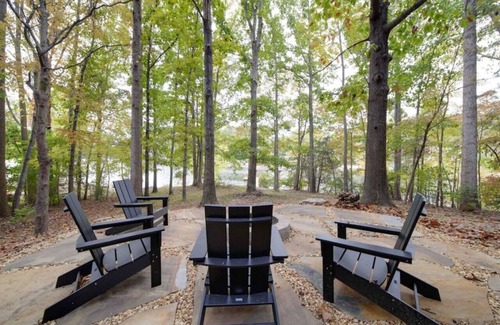 Mayhew Cabin | Warm Days & Cool Knights—Fire Pit—Pool Table—Boat Rental!