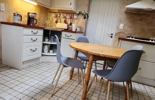 Nalliers House | Warm, family home