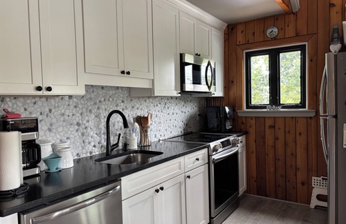 Culloden Shores House | Warm, Inviting Beachhouse with Spa in Great Location of Gorgeous Montauk!