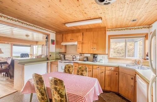 Waldport House | Warm, Inviting Family Home Gives You Panoramic Cliff Views of the Waldport Beach
