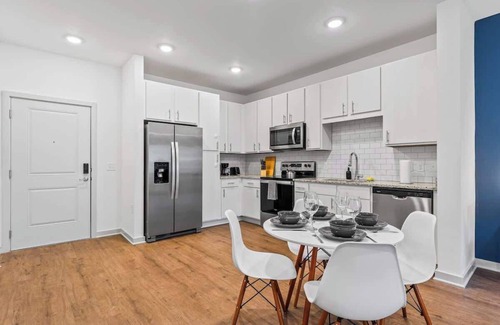 Bay Lake Apartment | Warm King Apt w/Pool & Gym Pet Friendly Near Parks