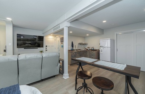 Kutzky Park Apartment | Warm Nest Inn - Newly remodeled spacious studio - across street from St Mary's