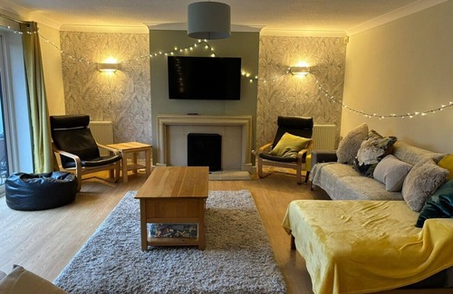 Taunton House | Warm up with a sauna, hot tub and games