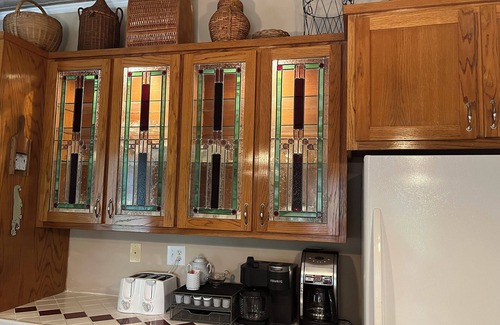 Gober House | Warm & Welcoming Texas Stay/Straw Bale Charm/Private Lake/Sleeps 6 adults