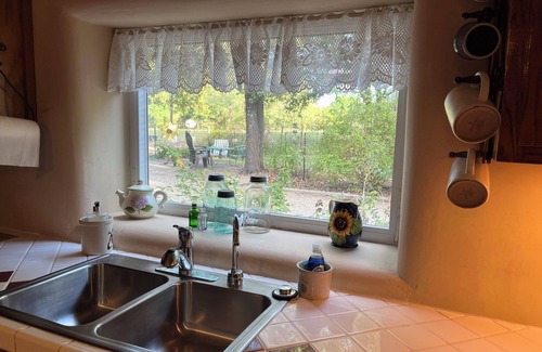 Gober House | Warm & Welcoming Texas Stay/Straw Bale Charm/Private Lake/Sleeps 6 adults