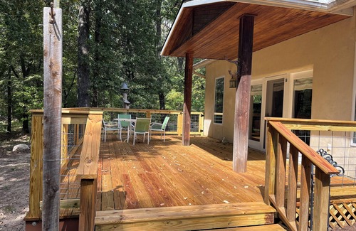 Gober House | Warm & Welcoming Texas Stay/Straw Bale Charm/Private Lake/Sleeps 6 adults