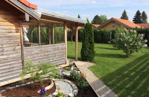 Dachau District House | Warmly decorated wooden house in the countryside near the lake
