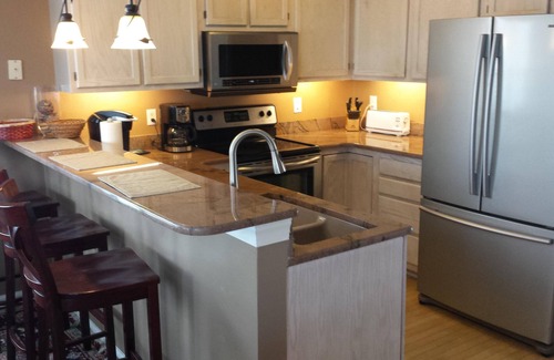 Garden City House | Watch Sunrise in bed,ocean view,purified AC air, ample parking, 100 yds to beach