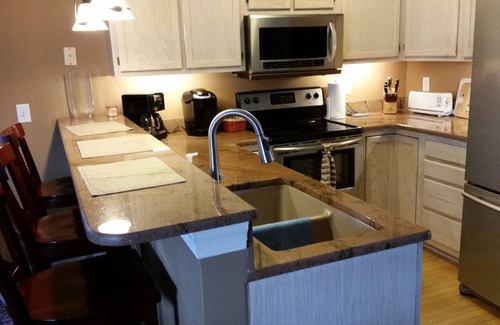 Garden City House | Watch Sunrise in bed,ocean view,purified AC air, ample parking, 100 yds to beach