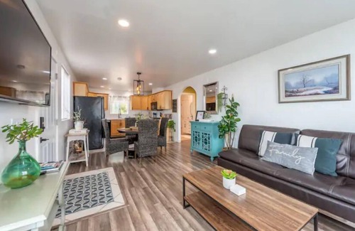 Elkhorn Apartment | Watch Sunsets of the Monterey Bay From a Hilltop Villa