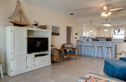 Silver Cay House | Water's Edge – Fun beach house on the canal, great for fisherman and beachgoers!