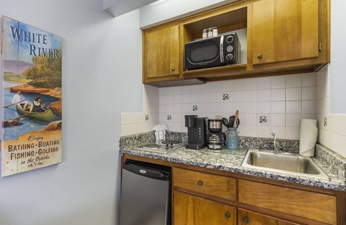 Big Cedars Apartment | Water's Edge Greets You-Ground-Level Suite-Dog Friendly-Free Tickets-Cmty HotTub!