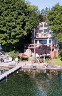 Canandaigua House | Water's Edge on Canandaigua Lake El Borde del Agua de Canandaigua