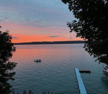 Canandaigua House | Water's Edge on Canandaigua Lake El Borde del Agua de Canandaigua