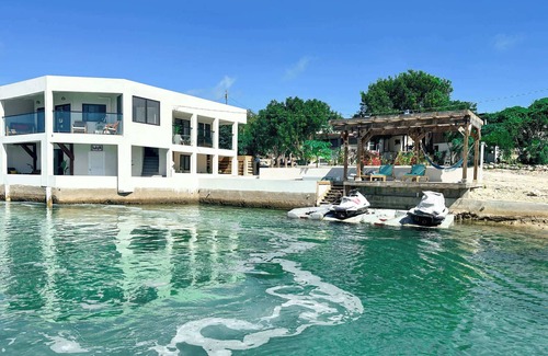 Discovery Bay Apartment | Waterfront Getaway | Balcony | Fire Pit | Gazebo