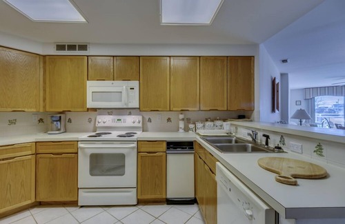 Stone Harbor Condo | WATER VIEW! Centrally located in Stone Harbor across the street from the beach and 1 block to downtown shopping,