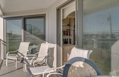 Stone Harbor Condo | WATER VIEW! Centrally located in Stone Harbor across the street from the beach and 1 block to downtown shopping,