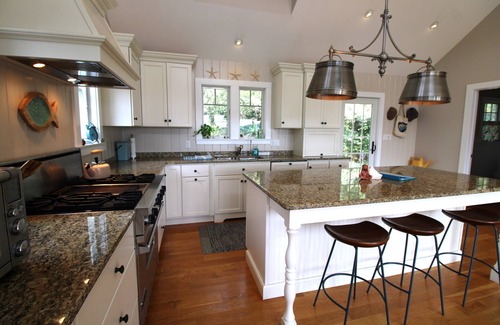 Indian Neck Heights House | Water View Retreat Close to Indian Neck Beach (2319)