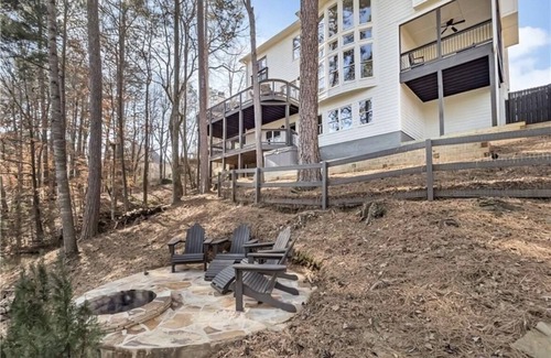 Cumming House | WATER VIEW UNIQUE DESIGNER HOME | Fish from backyard