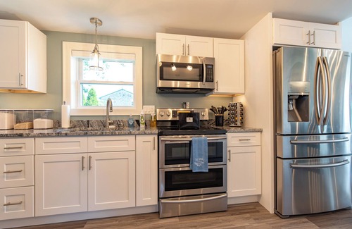 Portsmouth House | Water Views from nearly Every Room! 3BR 3BA Luxury in Portsmouth RI