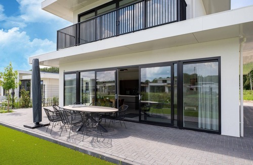 Zeewolde House | Water villa in Zeewolde with jetty