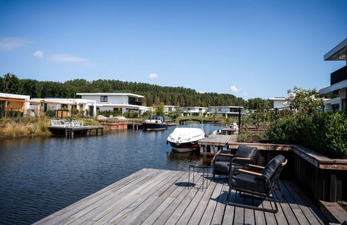 Zeewolde Villa | Water villa with garden and jetty near Harderwijk