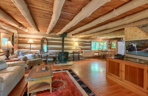 South Bloomingville Cabin | Waterfall Cabin | Private Trails | Hot Tub