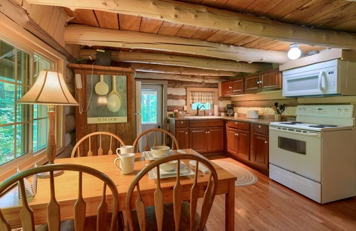 South Bloomingville Cabin | Waterfall Cabin | Private Trails | Hot Tub