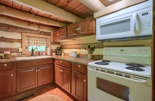 South Bloomingville Cabin | Waterfall Cabin | Private Trails | Hot Tub
