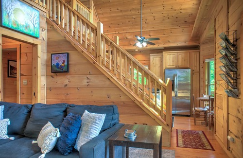 Skyland Cabin | Waterfall Cabin | Creekside Retreat w/Hot Tub + Views + Biltmore Pass