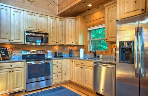 Skyland Cabin | Waterfall Cabin | Creekside Retreat w/Hot Tub + Views + Biltmore Pass