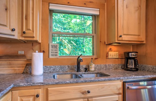 Skyland Cabin | Waterfall Cabin | Creekside Retreat w/Hot Tub + Views + Biltmore Pass