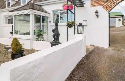 Shiplake Cottage | WATERFALL HOUSE, romantic, with a garden in Dunmanway, County Cork