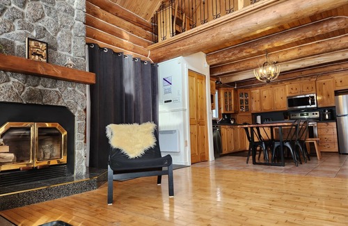 Mauricie Ski Chalet | Waterfront log cabin in Mauricie - Covered hot tub, pool table & Batiscan river