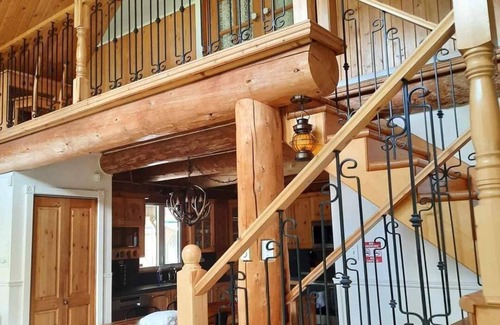 Mauricie Ski Chalet | Waterfront log cabin in Mauricie - Covered hot tub, pool table & Batiscan river