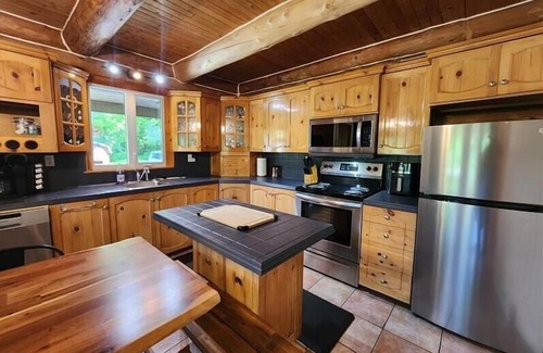 Mauricie Ski Chalet | Waterfront log cabin in Mauricie - Covered hot tub, pool table & Batiscan river
