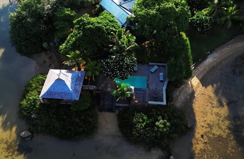La Mivoie Villa | Waterfront room located in the Villa Harmonie on Ilot Fortier