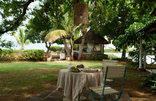 La Mivoie Villa | Waterfront room located in the Villa Harmonie on Ilot Fortier