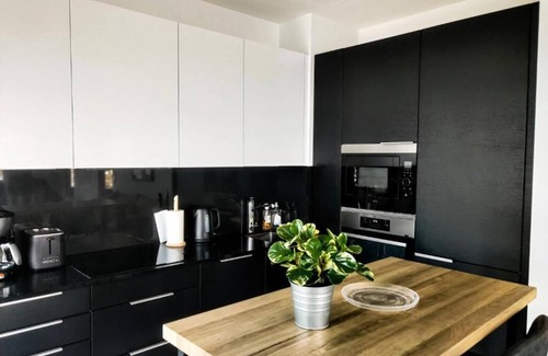 Kallio Apartment | Waterfront 1 Bedroom 50m2 Skyscraper Suite in Kalasatama.